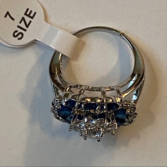 silver toned blue and silver flowered ring - Picture 3 of 4